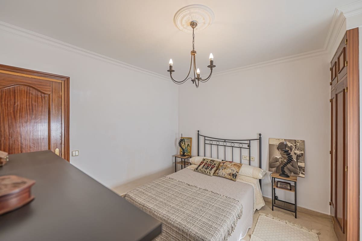 4 sypialnia Willa na sprzedaż w Marbella z basenem - 1 150 000 € (Ref: 9424491)