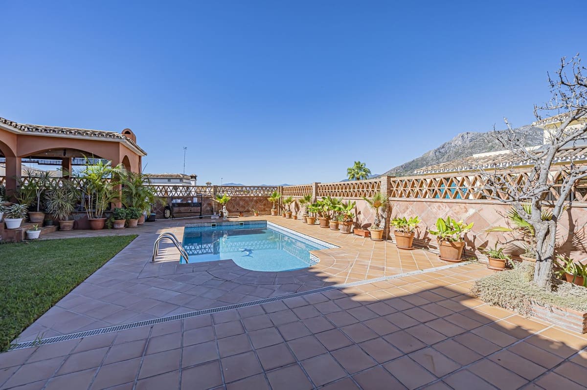 4 sypialnia Willa na sprzedaż w Marbella z basenem - 1 150 000 € (Ref: 9424491)