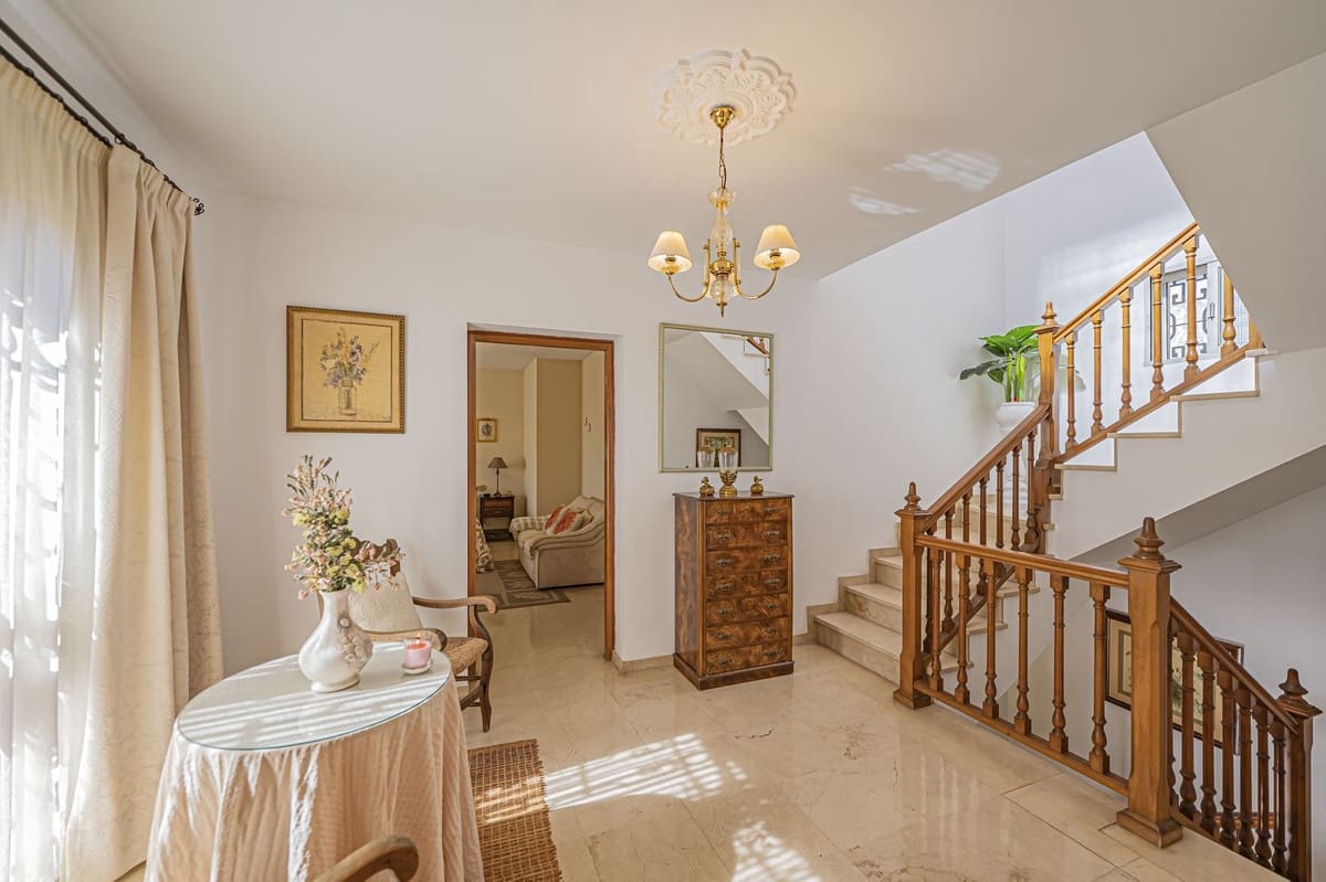 4 sypialnia Willa na sprzedaż w Marbella z basenem - 1 150 000 € (Ref: 9424491)