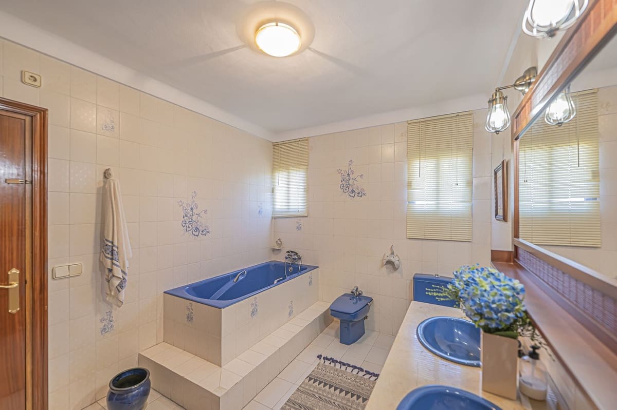 4 sypialnia Willa na sprzedaż w Marbella z basenem - 1 150 000 € (Ref: 9424491)