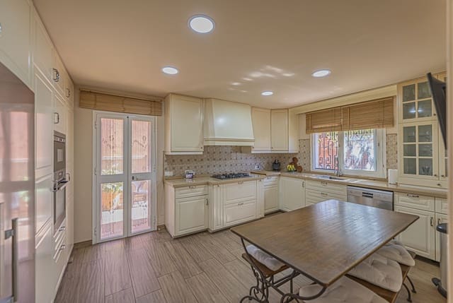 4 soverom Villa til salgs i Casco Antiguo, Marbella med svømmebasseng - € 1 150 000 (Ref: 9424491)