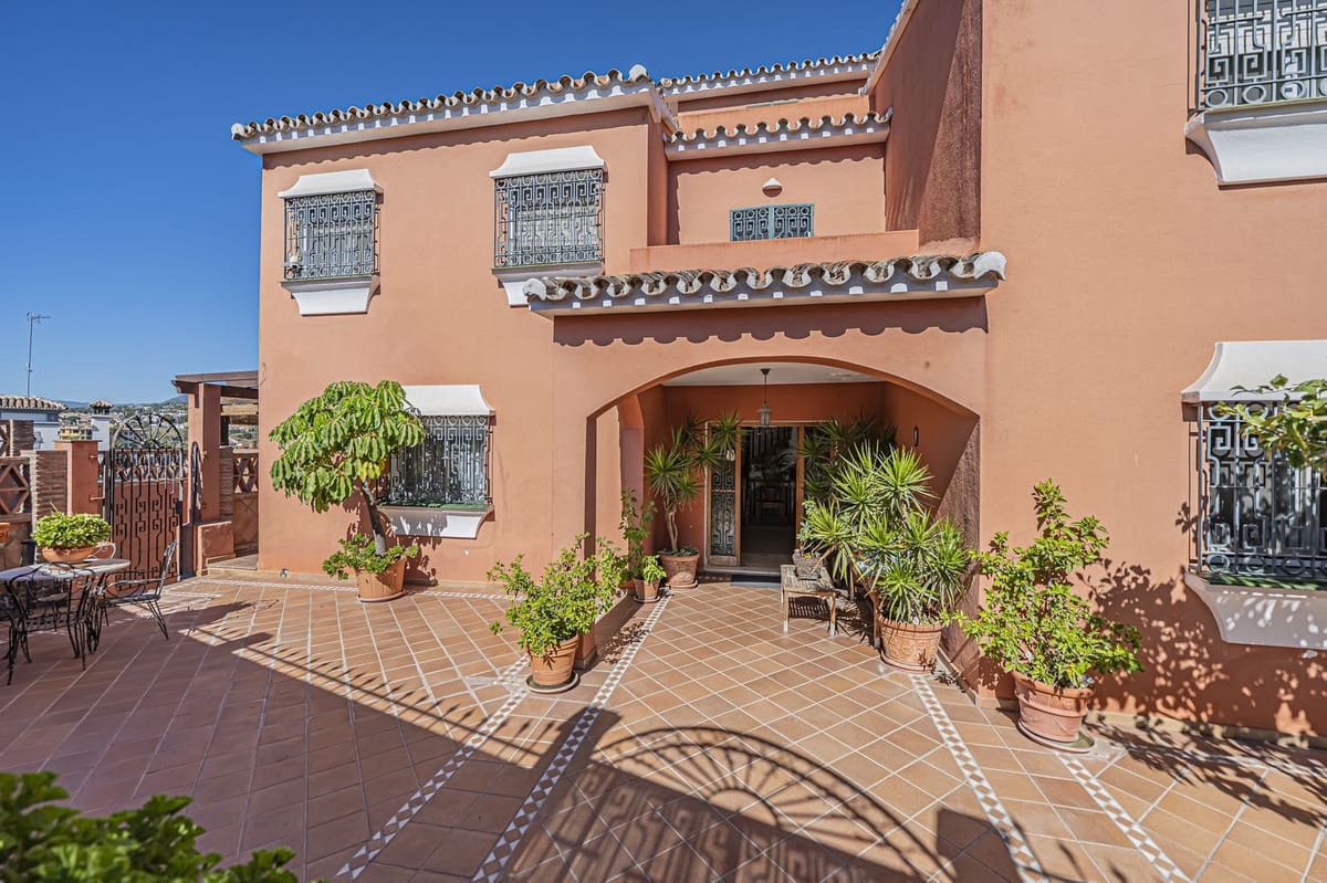 4 sypialnia Willa na sprzedaż w Marbella z basenem - 1 150 000 € (Ref: 9424491)