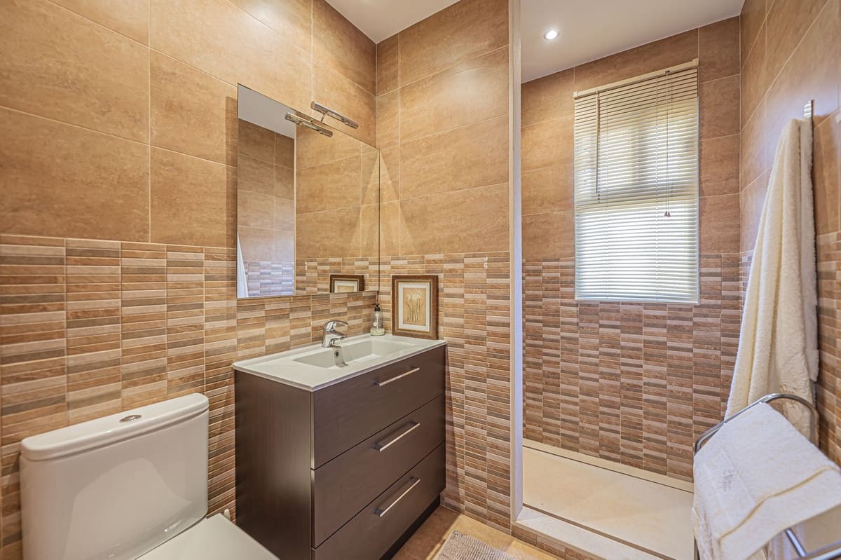 4 sypialnia Willa na sprzedaż w Marbella z basenem - 1 150 000 € (Ref: 9424491)