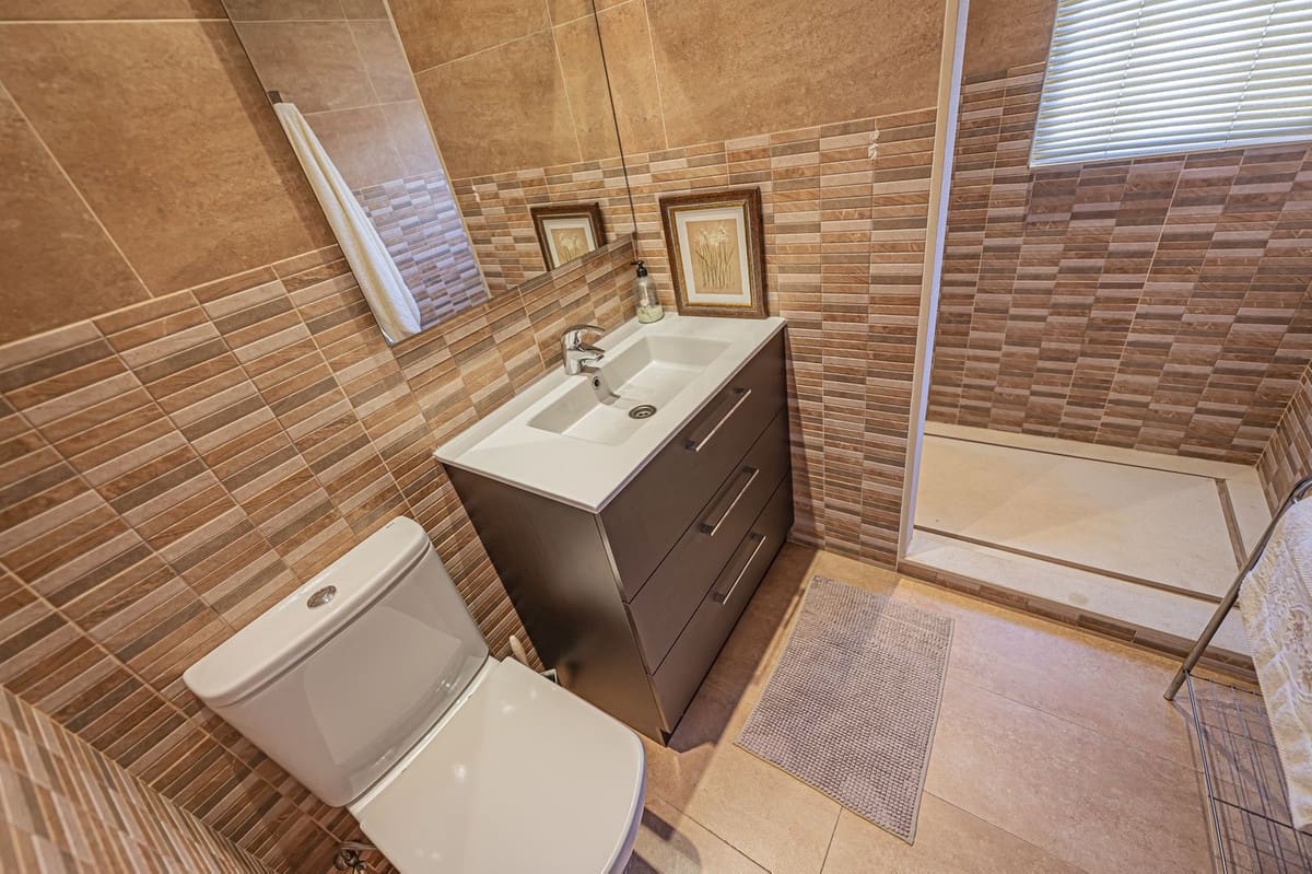 4 sypialnia Willa na sprzedaż w Marbella z basenem - 1 150 000 € (Ref: 9424491)