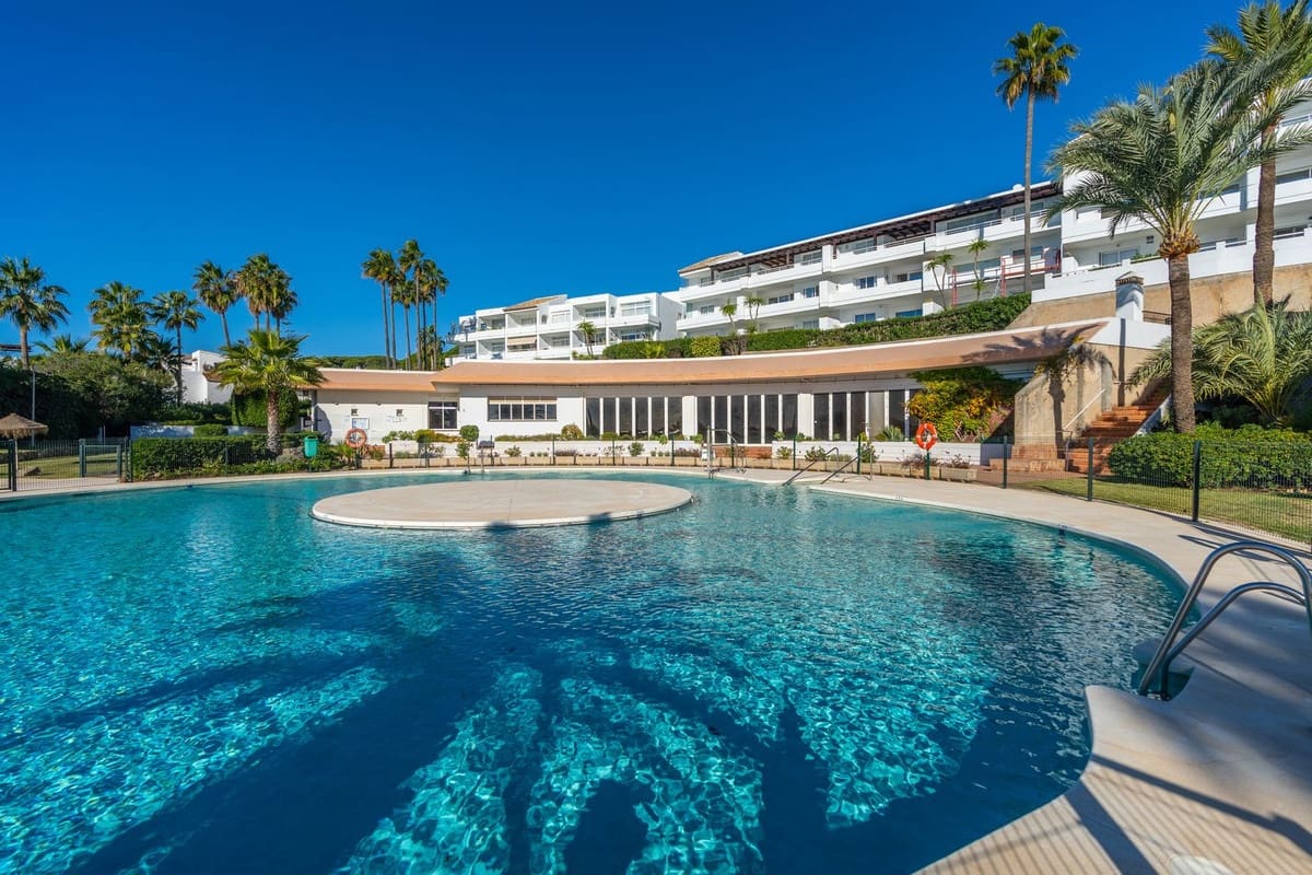 1 bedroom Apartment for sale in Mijas Costa with pool - € 599,000 (Ref: 9427572)