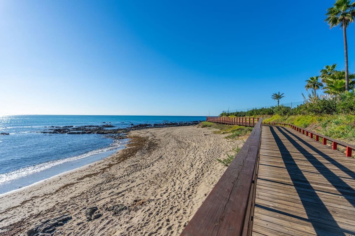 1 bedroom Apartment for sale in Mijas Costa with pool - € 599,000 (Ref: 9427572)
