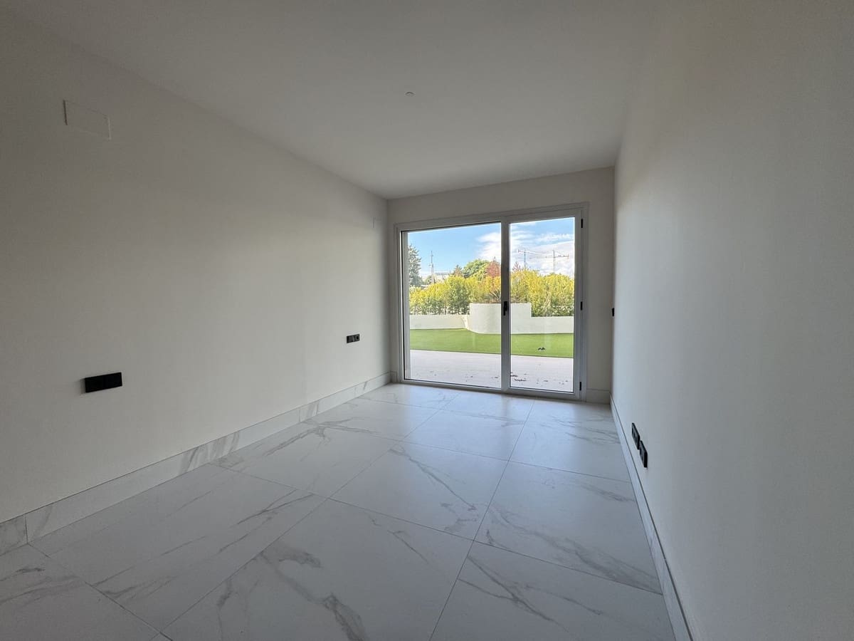 2 bedroom Apartment for sale in San Pedro de Alcantara with pool - € 695,000 (Ref: 9452825)