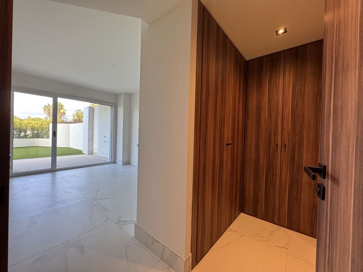 2 bedroom Apartment for sale in San Pedro de Alcantara with pool - € 695,000 (Ref: 9452825)