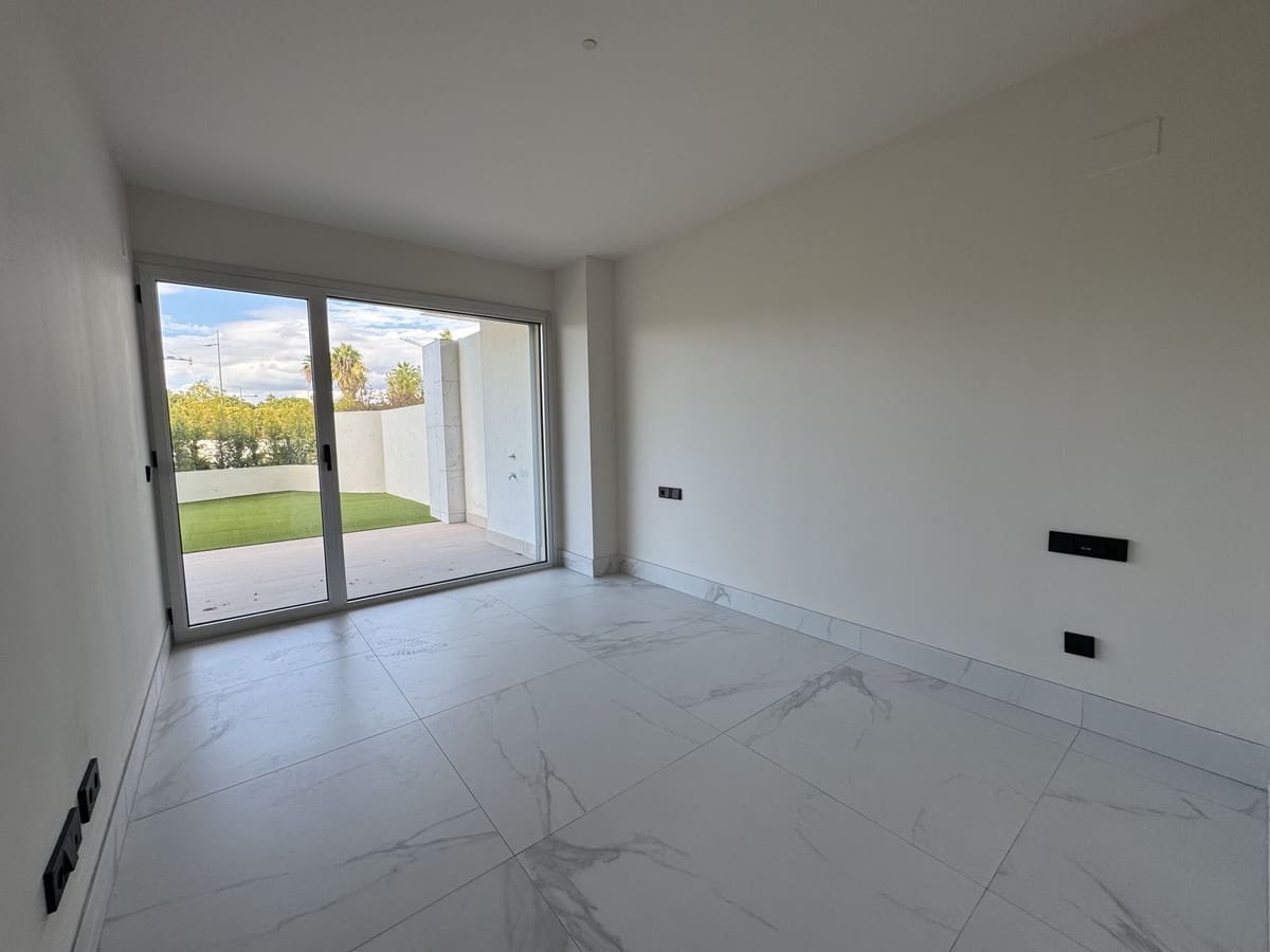 2 bedroom Apartment for sale in San Pedro de Alcantara with pool - € 695,000 (Ref: 9452825)