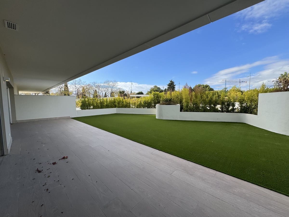 2 bedroom Apartment for sale in San Pedro de Alcantara with pool - € 695,000 (Ref: 9452825)