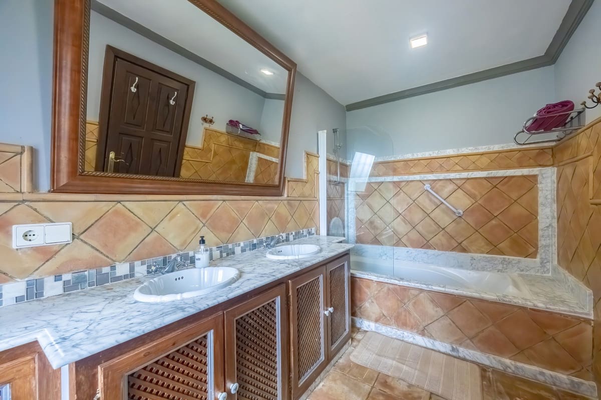 Chalet de 5 habitaciones en Nueva Andalucia en venta con piscina - 2.290.000 € (Ref: 9452828)