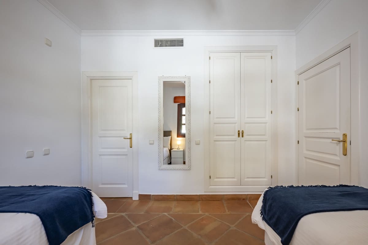 4 Zimmer Haus zu verkaufen in Benahavis mit Pool - 790.000 € (Ref: 9471239)