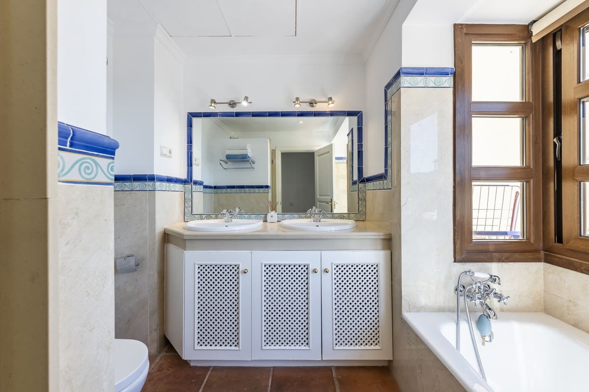 4 Zimmer Haus zu verkaufen in Benahavis mit Pool - 790.000 € (Ref: 9471239)