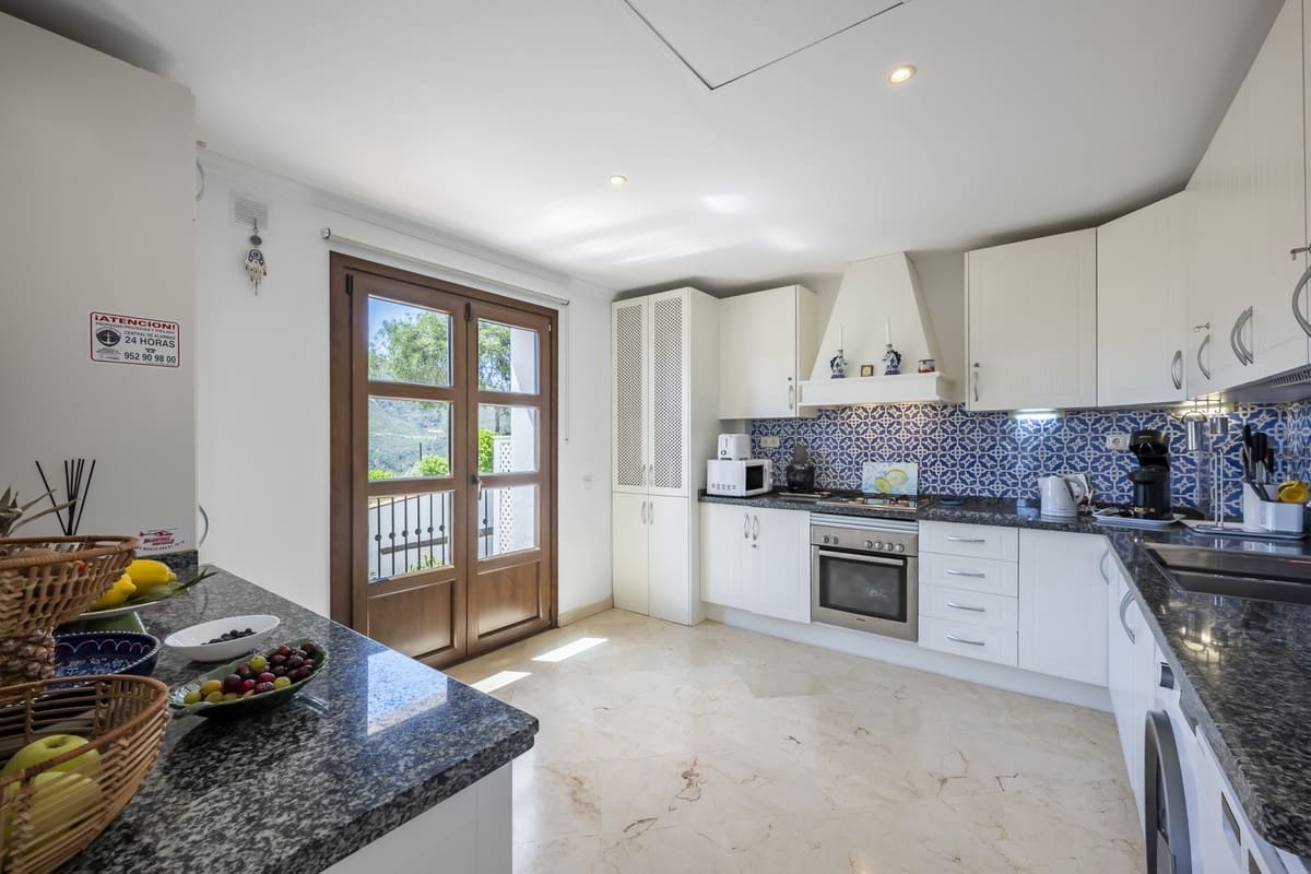 4 Zimmer Haus zu verkaufen in Benahavis mit Pool - 790.000 € (Ref: 9471239)