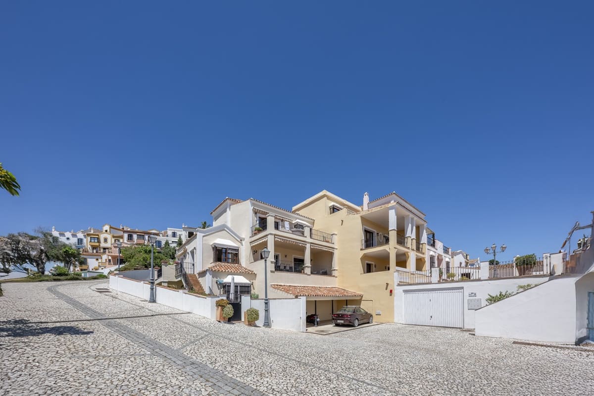 4 Zimmer Haus zu verkaufen in Benahavis mit Pool - 790.000 € (Ref: 9471239)