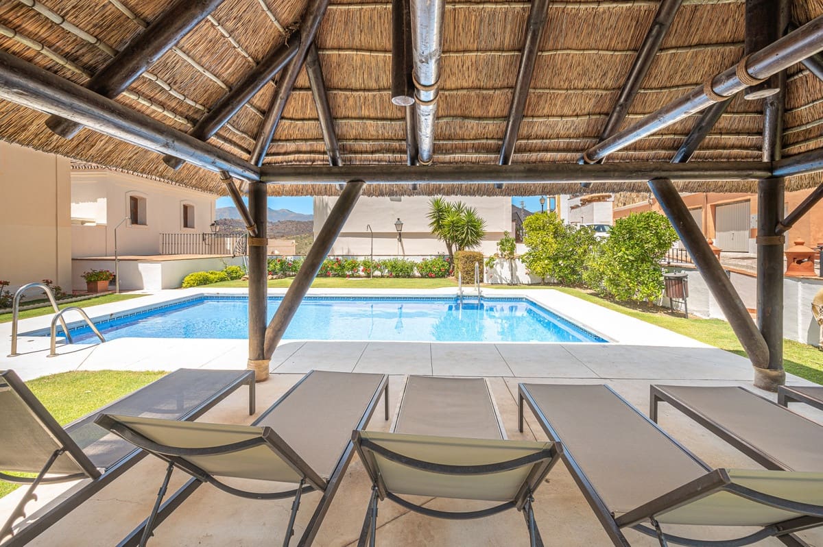 4 Zimmer Haus zu verkaufen in Benahavis mit Pool - 790.000 € (Ref: 9471239)