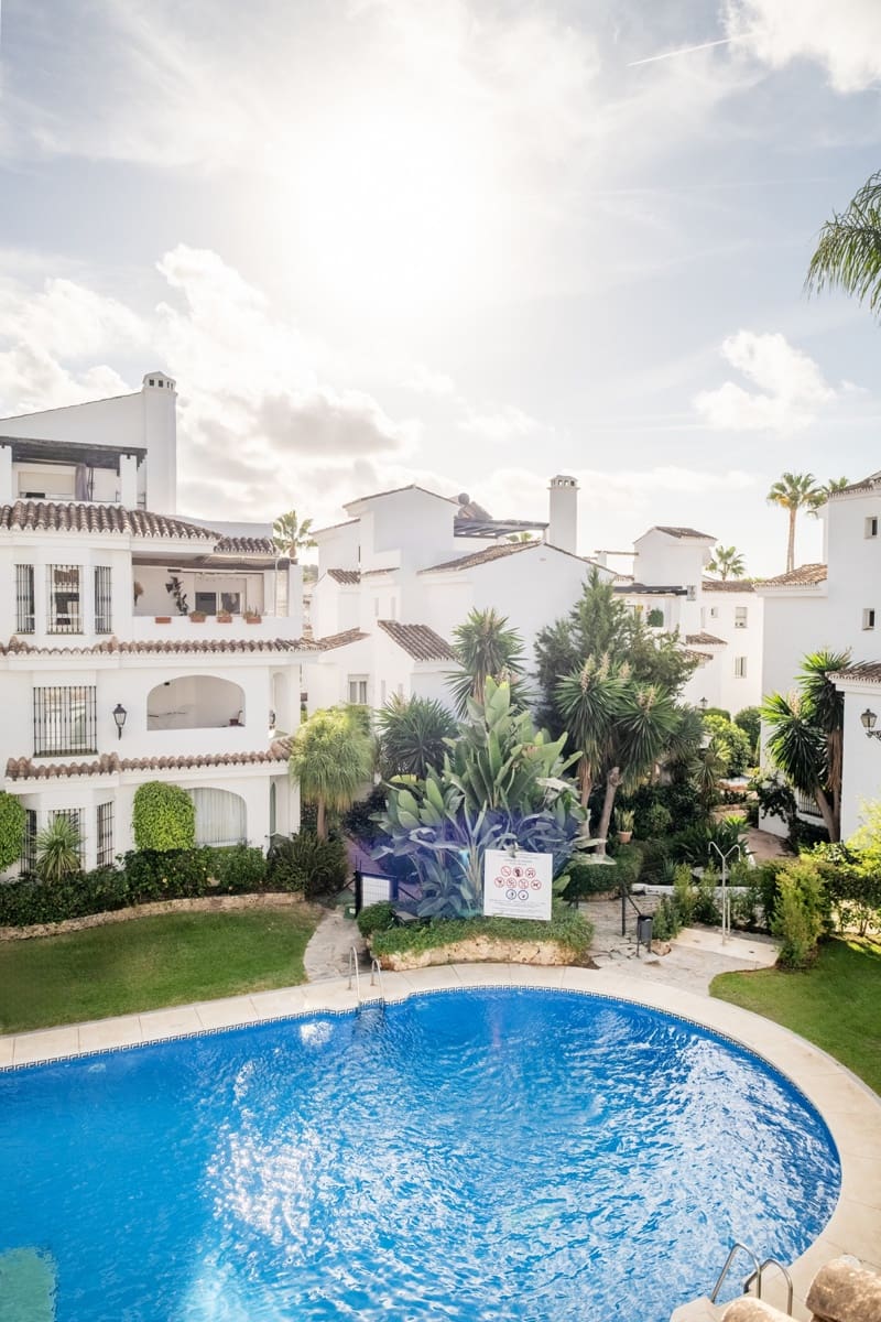 2 sypialnia Apartament na sprzedaż w Nueva Andalucia z basenem - 395 000 € (Ref: 9471241)