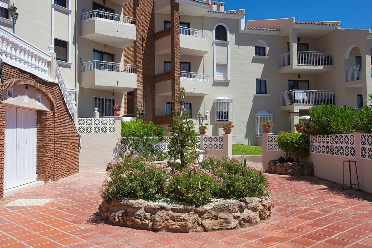 2 soverom Leilighet til salgs i Mijas Costa med svømmebasseng - € 349 000 (Ref: 9476193)