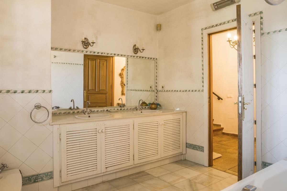 3 makuuhuone Huvila myytävänä paikassa El Madronal mukana uima-altaan - 1 695 000 € (Ref: 9485367)