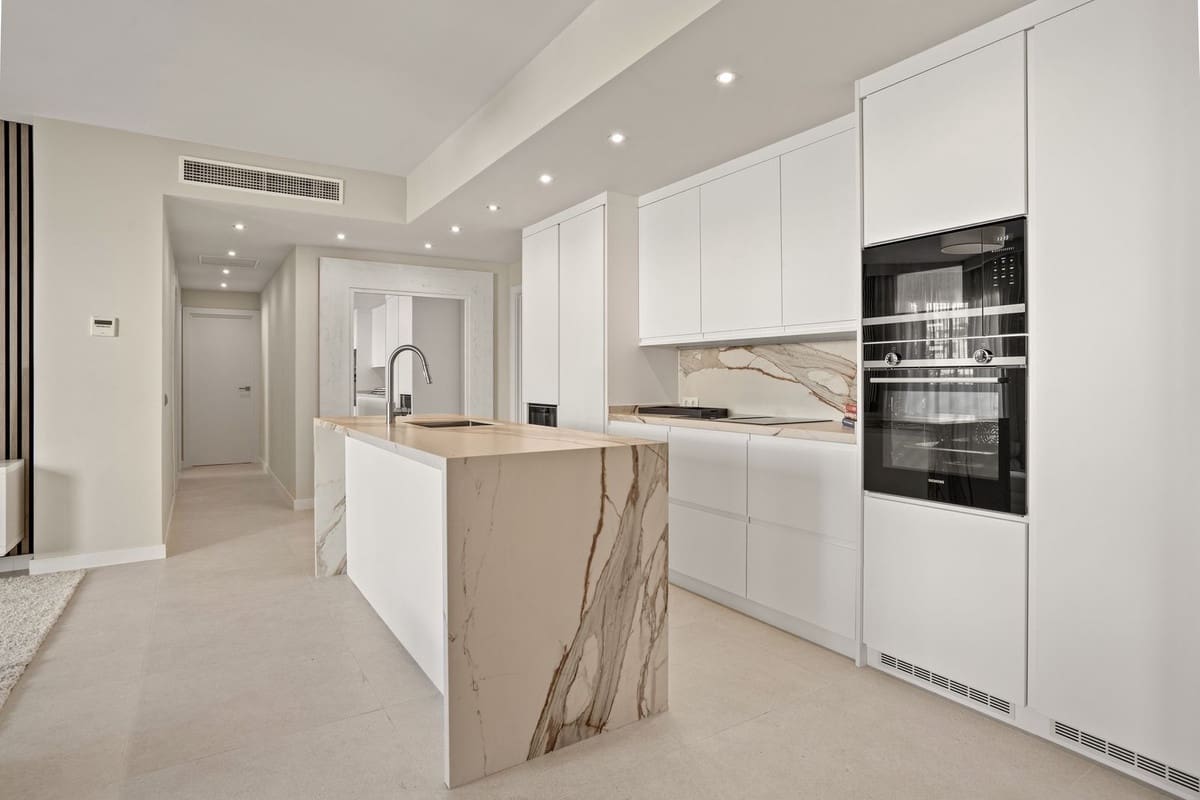 3 soverom Penthouse til salgs i Nueva Andalucia med svømmebasseng - € 895 000 (Ref: 9485369)