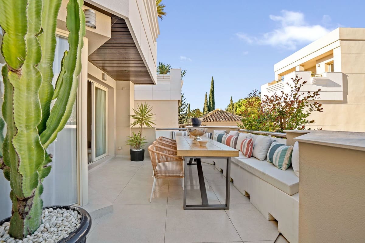 3 soverom Penthouse til salgs i Nueva Andalucia med svømmebasseng - € 895 000 (Ref: 9485369)