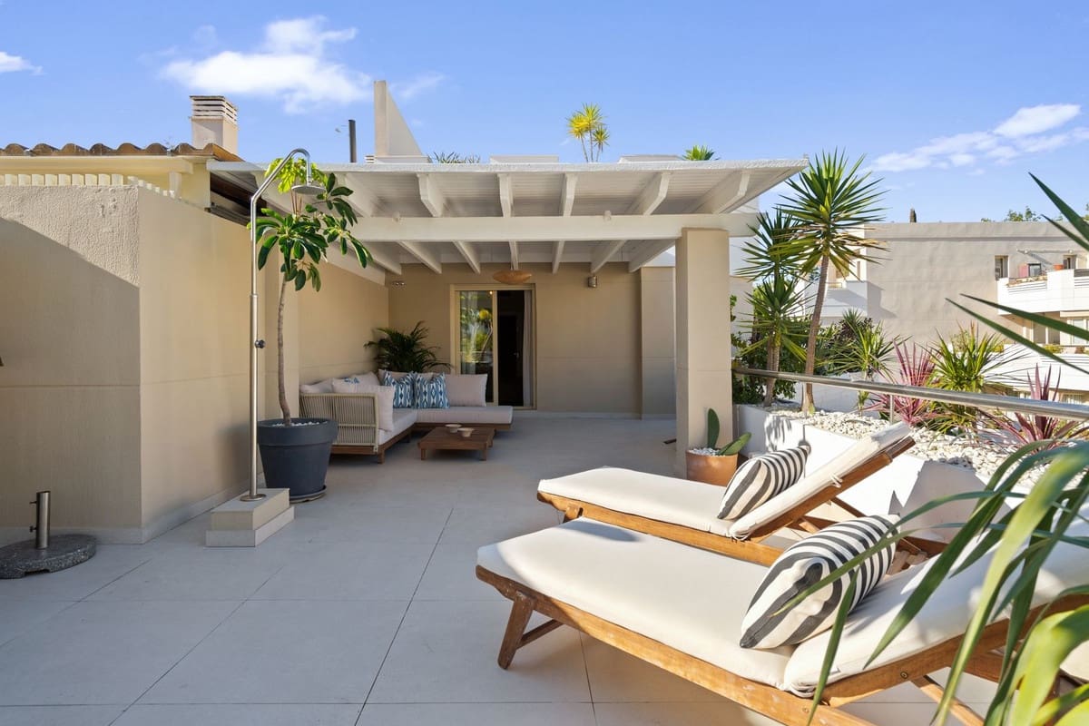 3 soverom Penthouse til salgs i Nueva Andalucia med svømmebasseng - € 895 000 (Ref: 9485369)