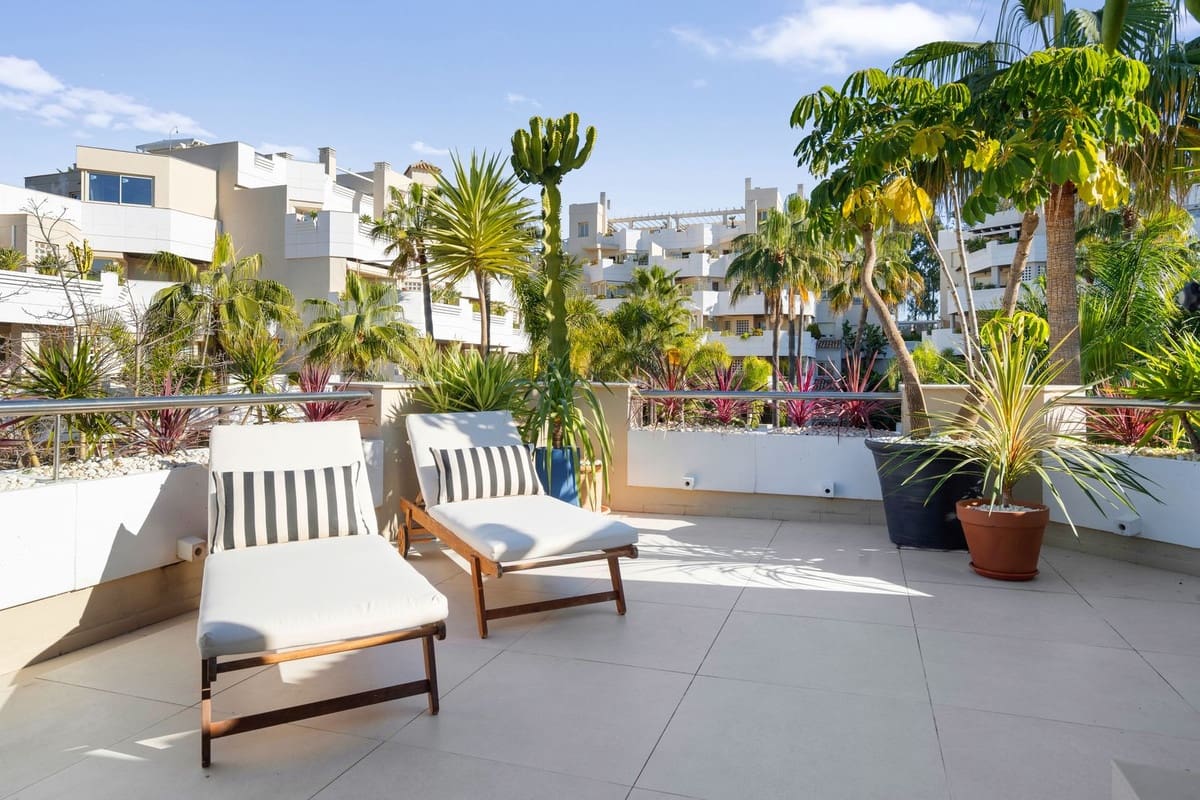 3 soverom Penthouse til salgs i Nueva Andalucia med svømmebasseng - € 895 000 (Ref: 9485369)