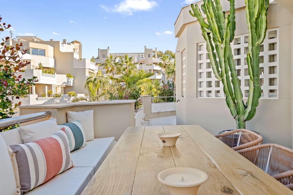 3 soverom Penthouse til salgs i Nueva Andalucia med svømmebasseng - € 895 000 (Ref: 9485369)