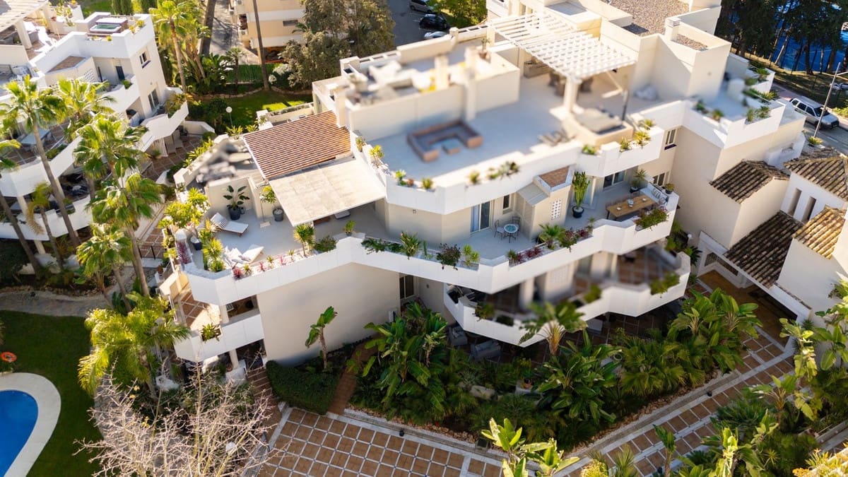 3 soverom Penthouse til salgs i Nueva Andalucia med svømmebasseng - € 895 000 (Ref: 9485369)