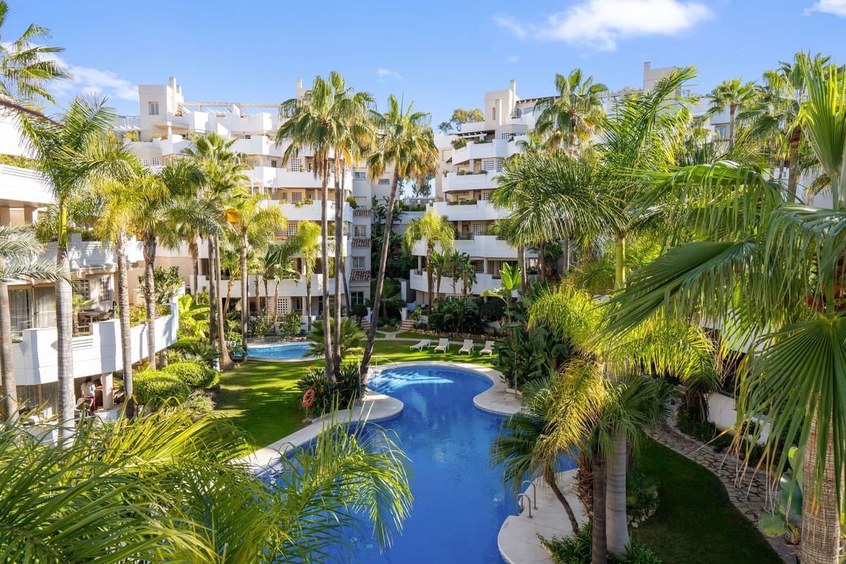 3 soverom Penthouse til salgs i Nueva Andalucia med svømmebasseng - € 895 000 (Ref: 9485369)