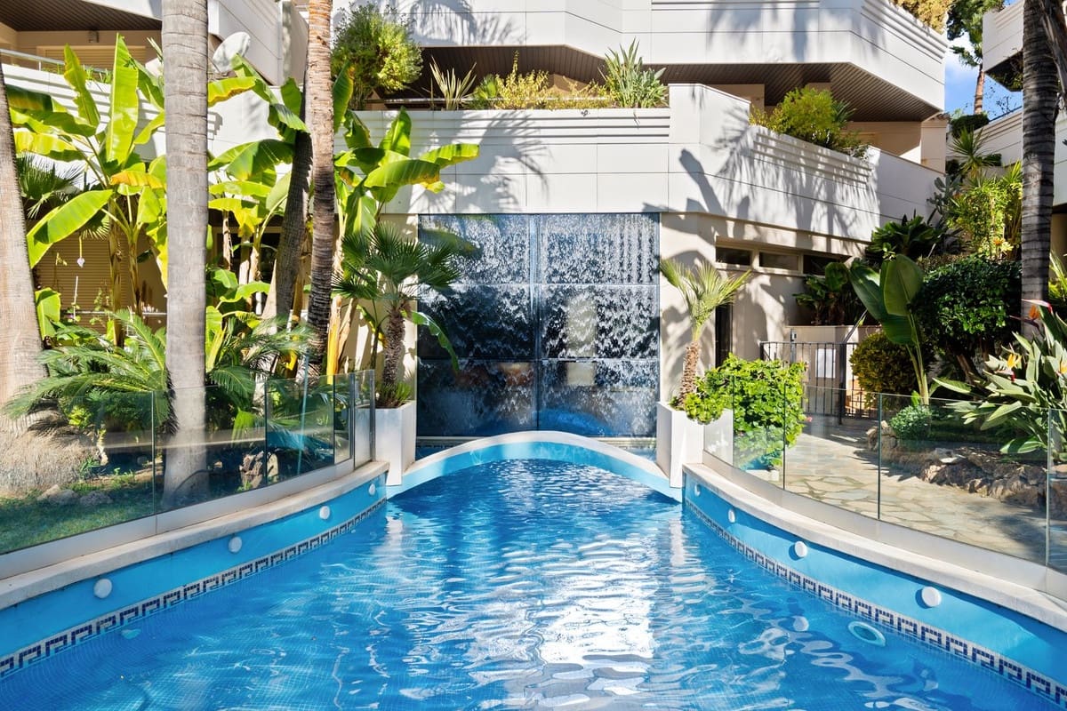 3 soverom Penthouse til salgs i Nueva Andalucia med svømmebasseng - € 895 000 (Ref: 9485369)