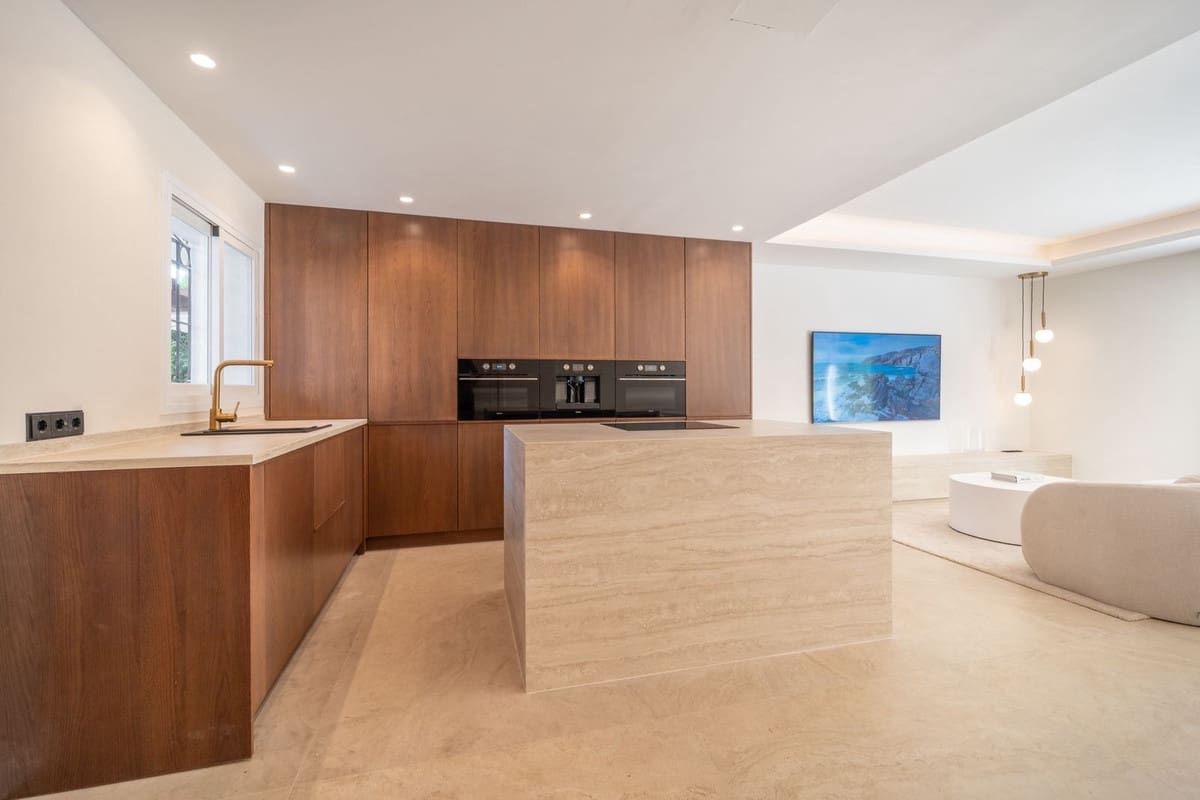 2 bedroom Townhouse for sale in Nueva Andalucia with pool - € 795,000 (Ref: 9485371)