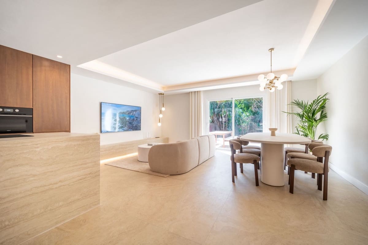 2 bedroom Townhouse for sale in Nueva Andalucia with pool - € 795,000 (Ref: 9485371)