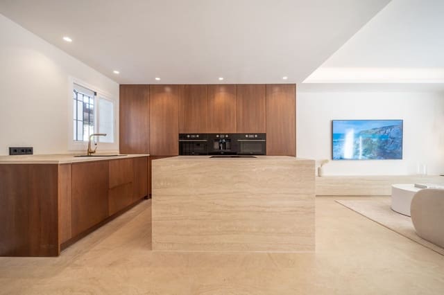 2 bedroom Townhouse for sale in Puerto Banus, Marbella with pool - € 795,000 (Ref: 9485371)