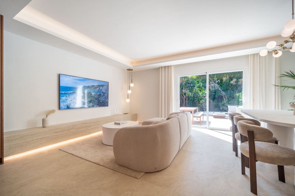 2 bedroom Townhouse for sale in Nueva Andalucia with pool - € 795,000 (Ref: 9485371)