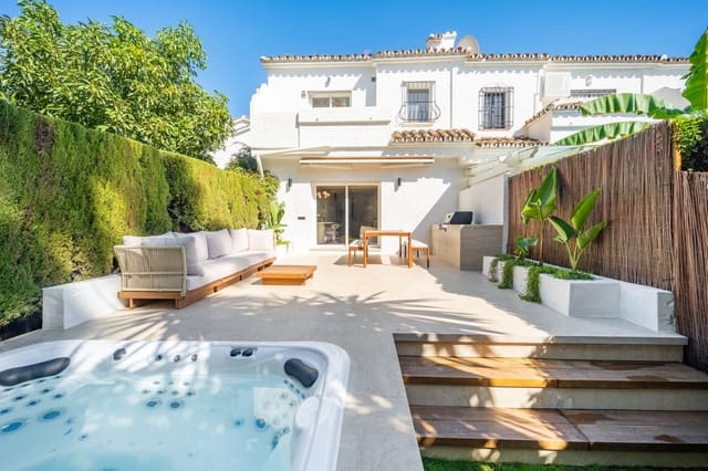 2 bedroom Townhouse for sale in Puerto Banus, Marbella with pool - € 795,000 (Ref: 9485371)