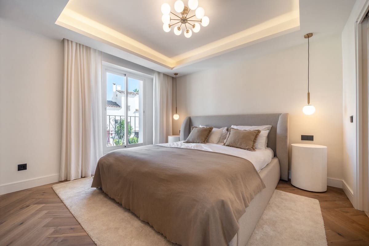 2 bedroom Townhouse for sale in Nueva Andalucia with pool - € 795,000 (Ref: 9485371)