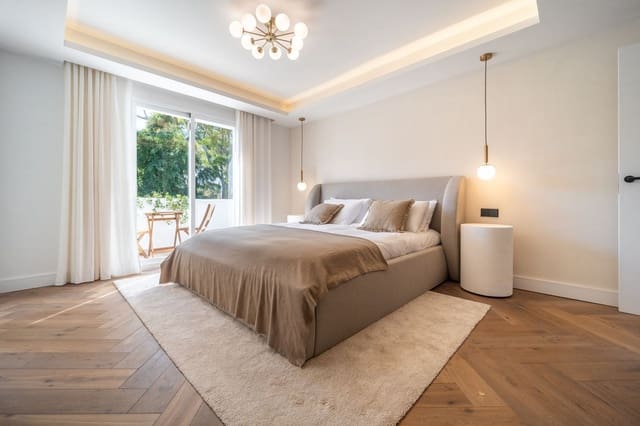 2 bedroom Townhouse for sale in Puerto Banus, Marbella with pool - € 795,000 (Ref: 9485371)