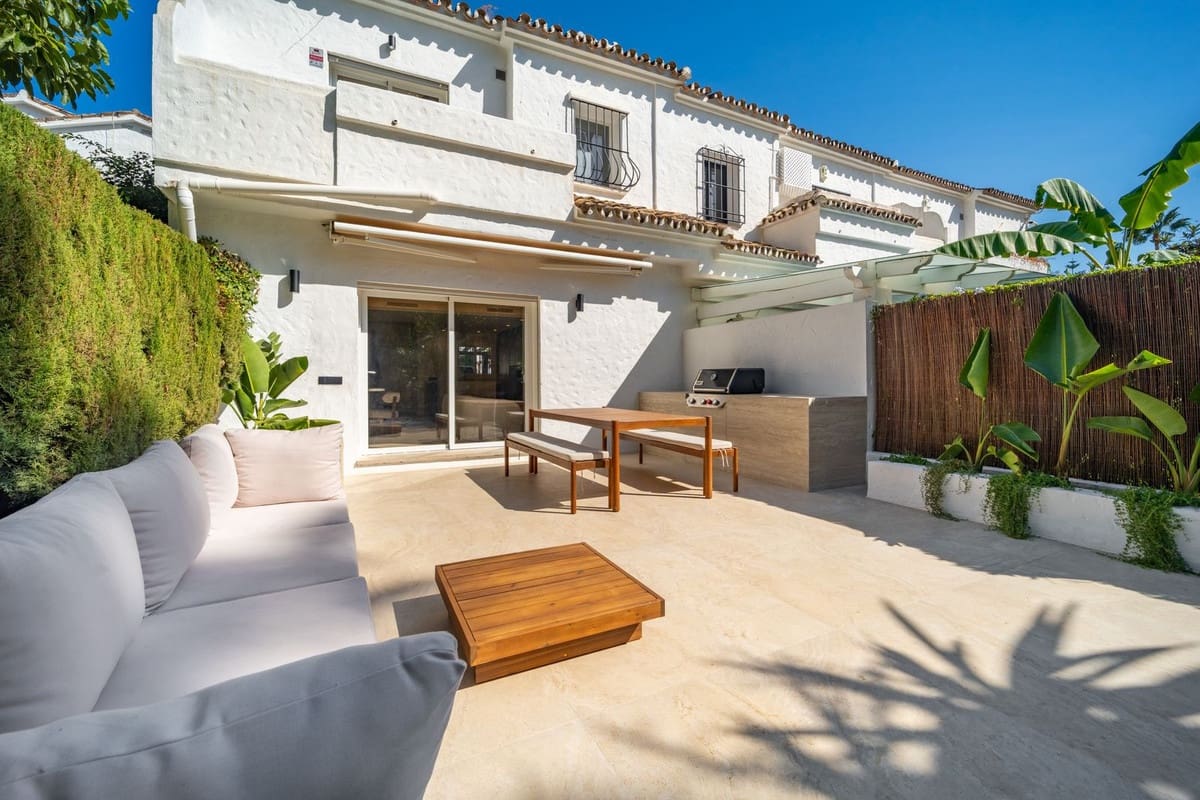 2 bedroom Townhouse for sale in Nueva Andalucia with pool - € 795,000 (Ref: 9485371)