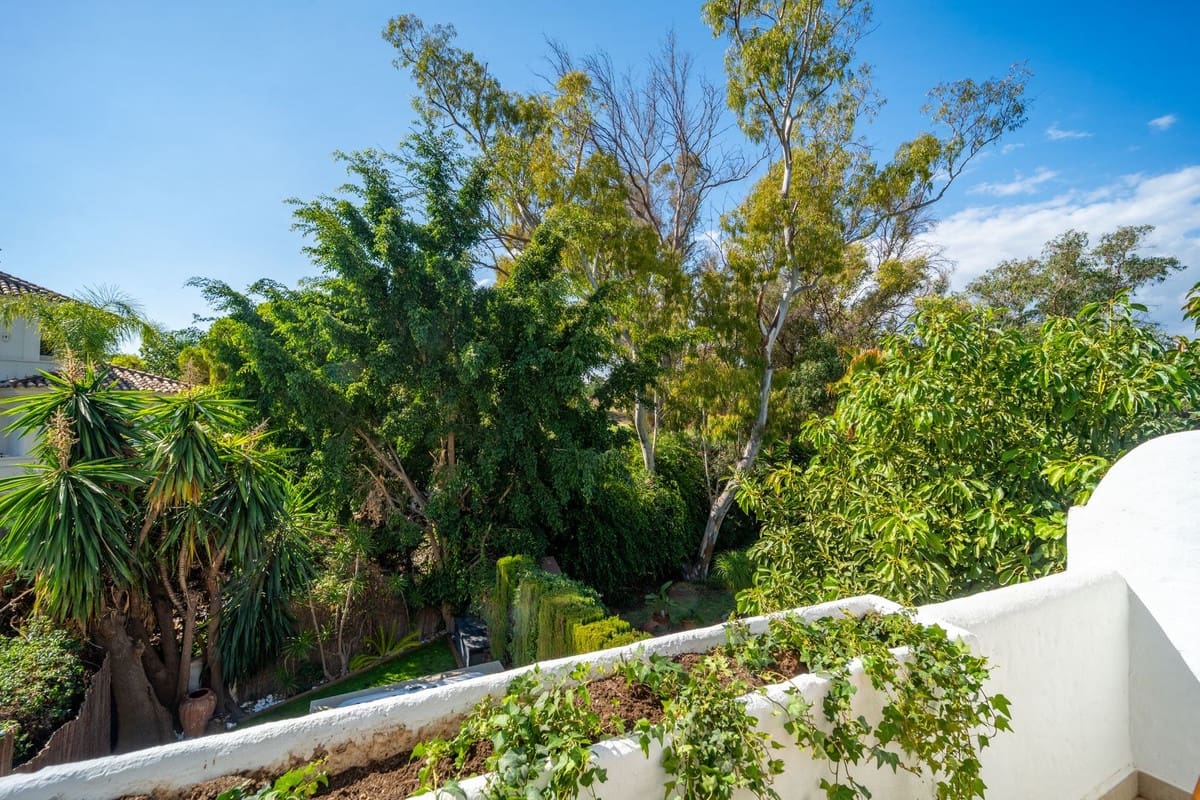 2 bedroom Townhouse for sale in Nueva Andalucia with pool - € 795,000 (Ref: 9485371)