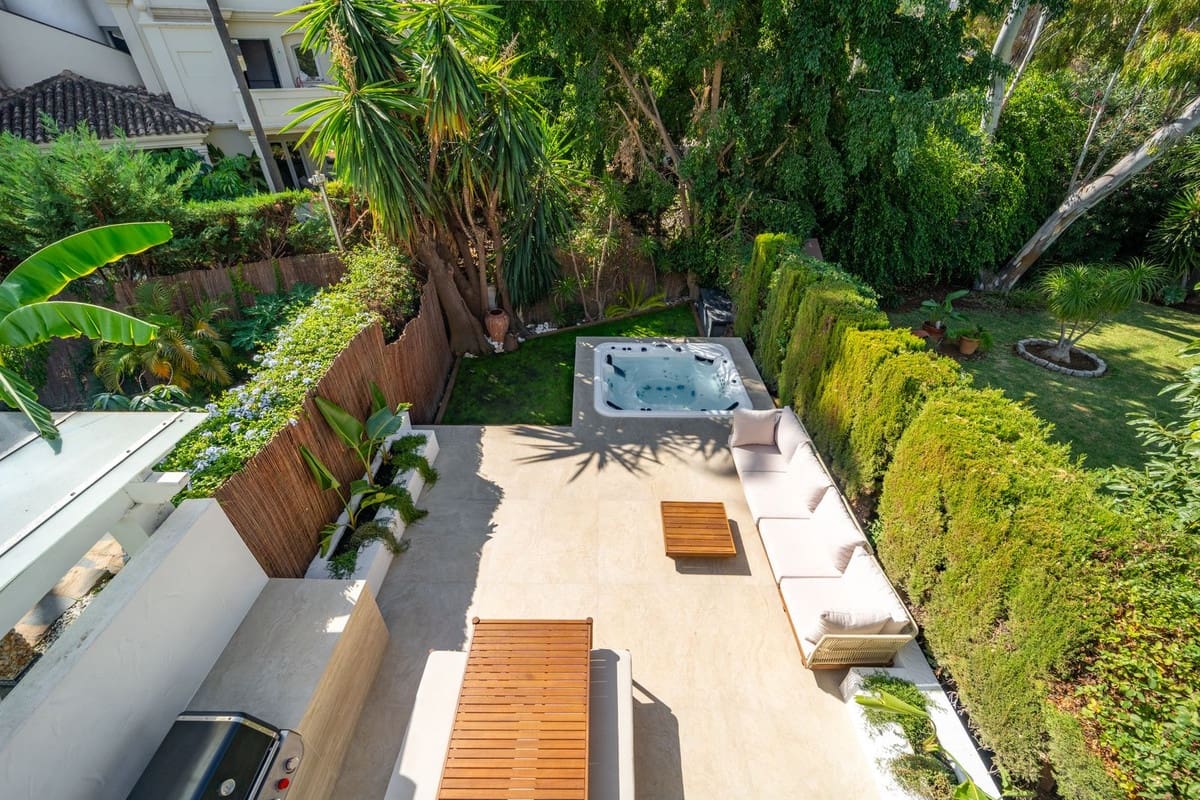 2 bedroom Townhouse for sale in Nueva Andalucia with pool - € 795,000 (Ref: 9485371)