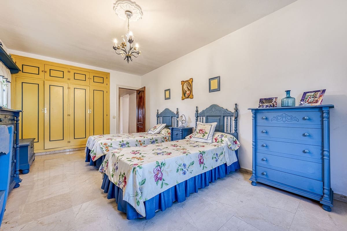 4 soverom Villa til salgs i Marbella med svømmebasseng - € 1 150 000 (Ref: 9488756)