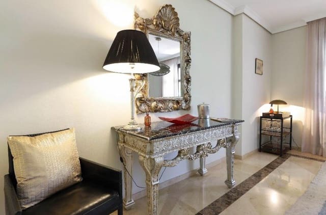 2 sypialnia Apartament na sprzedaż w Puerto Banus, Marbella z basenem - 645 000 € (Ref: 9488757)