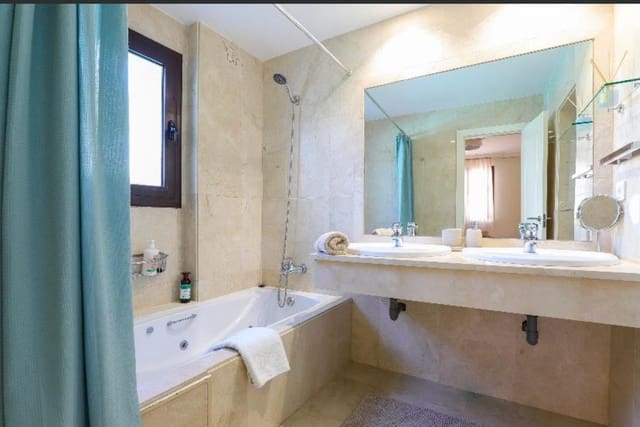 2 sypialnia Apartament na sprzedaż w Puerto Banus, Marbella z basenem - 645 000 € (Ref: 9488757)