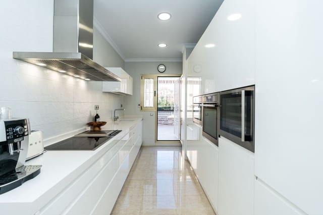 4 chambre Appartement à vendre à Playa Bajadilla - Puertos, Marbella - 1 345 000 € (Ref: 9499170)