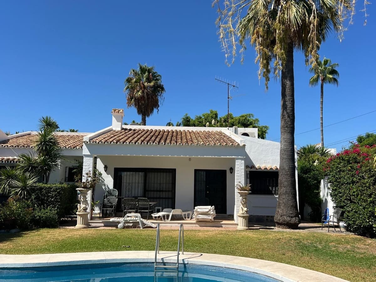 4 soveværelse Villa til salg i Estepona med swimmingpool - € 950.000 (Ref: 9508993)