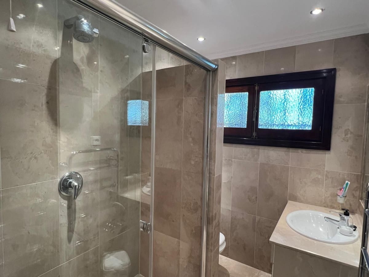 4 soveværelse Villa til salg i Estepona med swimmingpool - € 950.000 (Ref: 9508993)