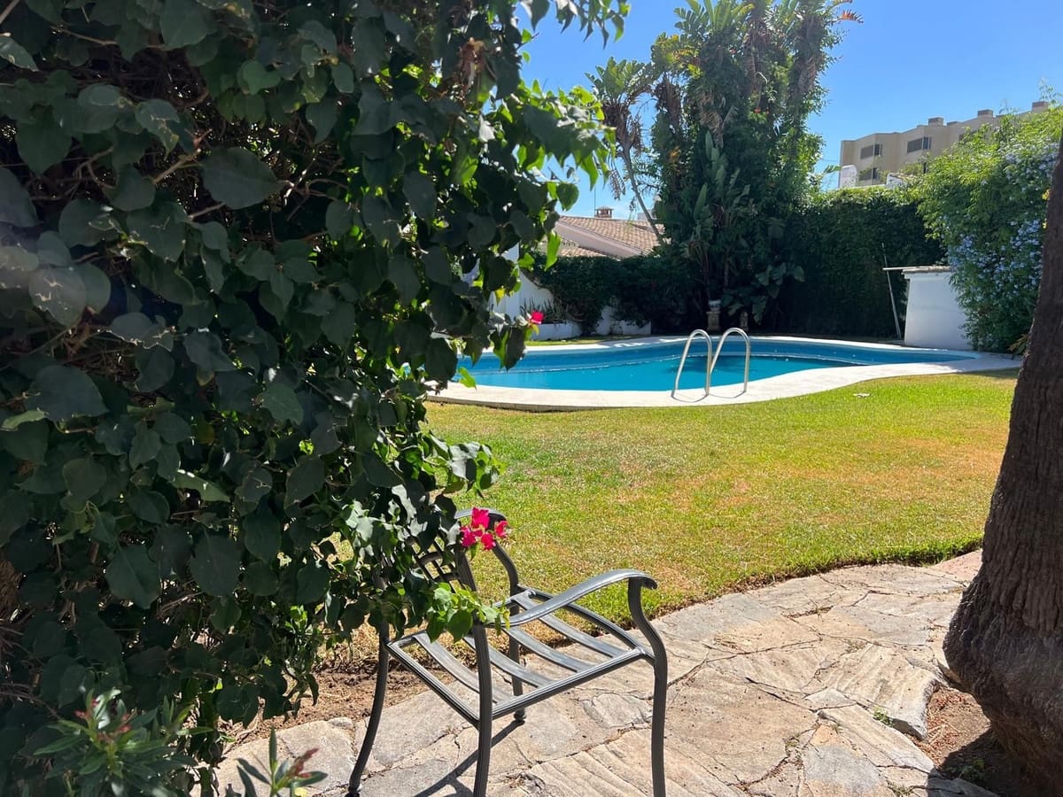 4 soveværelse Villa til salg i Estepona med swimmingpool - € 950.000 (Ref: 9508993)