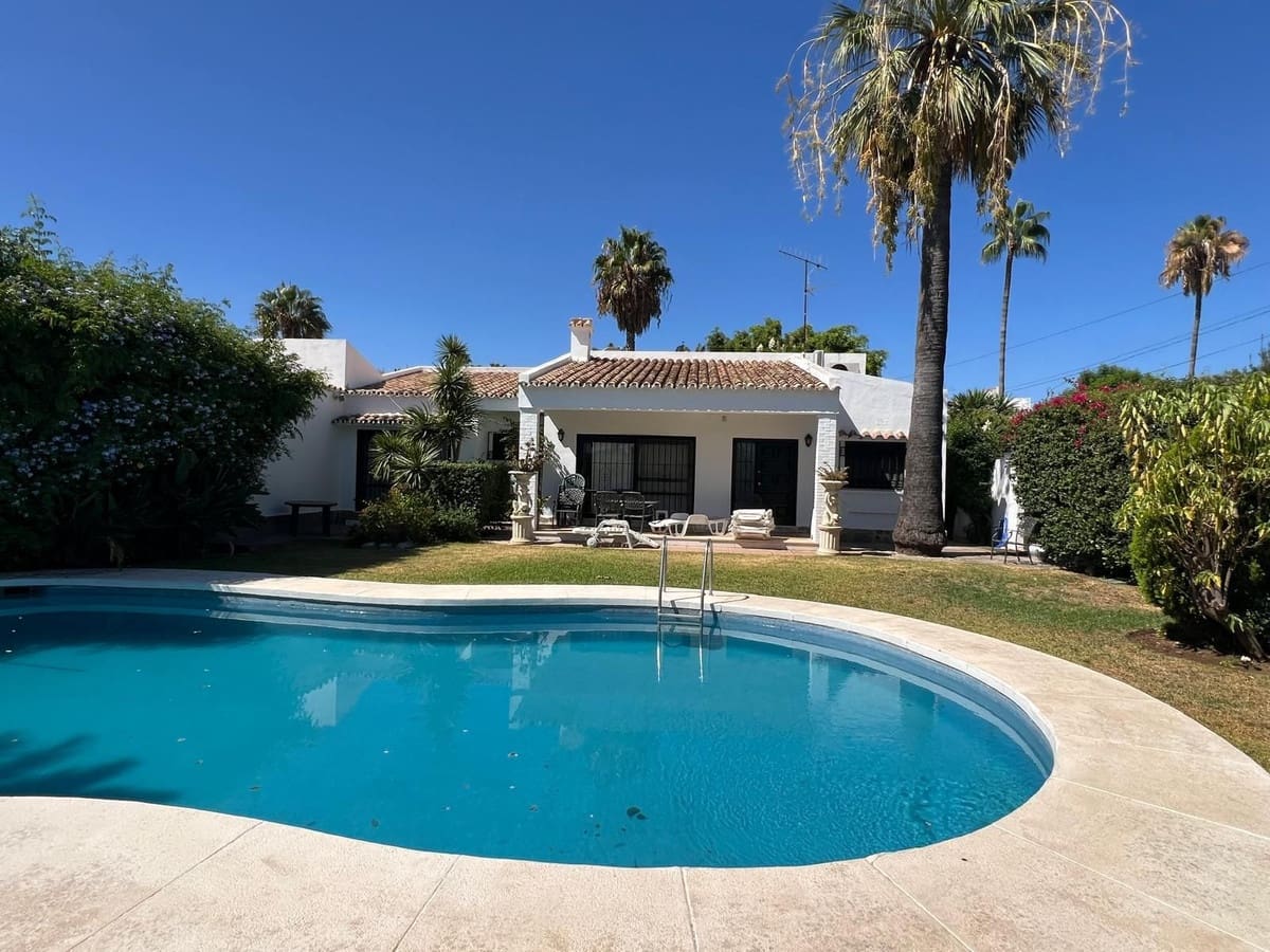 4 soveværelse Villa til salg i Estepona med swimmingpool - € 950.000 (Ref: 9508993)