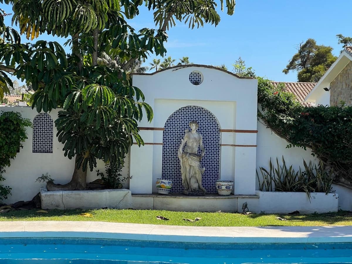 4 soveværelse Villa til salg i Estepona med swimmingpool - € 950.000 (Ref: 9508993)